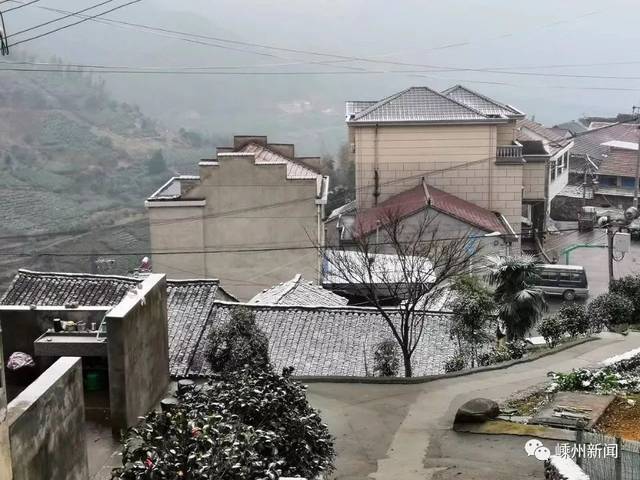 今天,嵊州局部山区飘起小雪 位于嵊州市崇仁镇与谷来镇交界处的