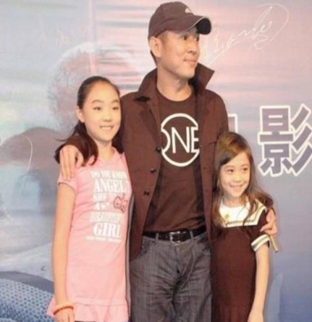 李连杰这次不是首晒他与两个女儿合照