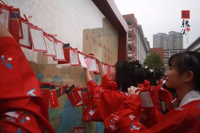 【汉服资讯】厦门实验中学学子穿上汉服致敬无悔青春,暖了厦门整