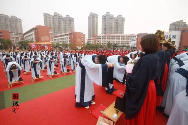 【汉服资讯】厦门实验中学学子穿上汉服致敬无悔青春,暖了厦门整