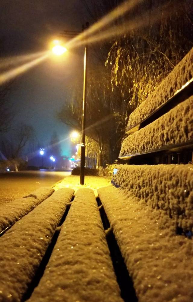 漫天雪花飞舞,轻飘飘的落下 大地披上银装,从白天到夜晚 灞桥雪景,美