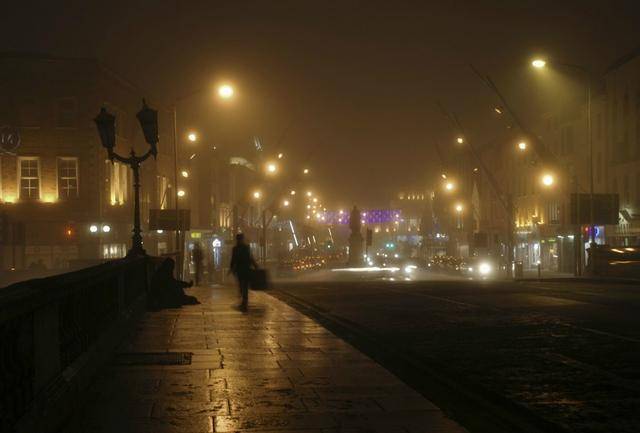 在这个冬夜,走在无人的街道中,看着荒芜的四周,突然感觉一阵寒冷.