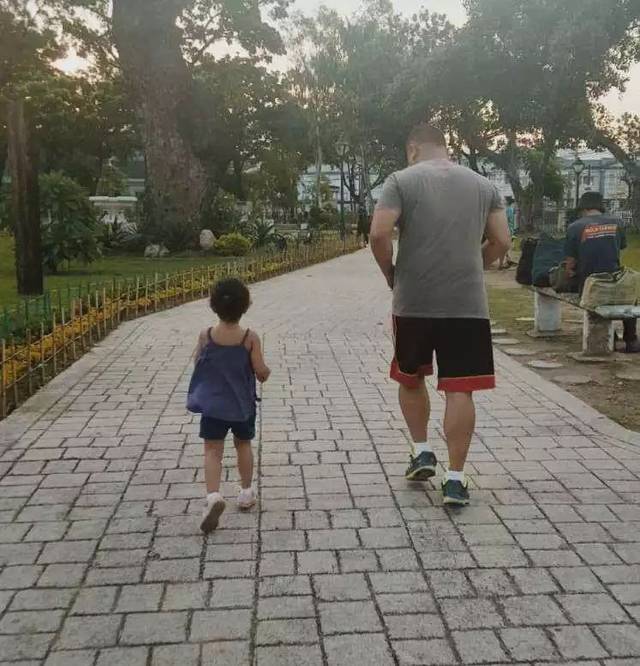 4年来偷拍下父女手牵手背影,妈妈等她长大就会当成礼物送给女儿