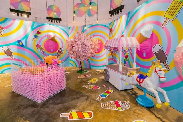 【糖果空间 彩虹色调场景,有雪糕糖果墙 粉红圣诞树,木马冰淇淋车.