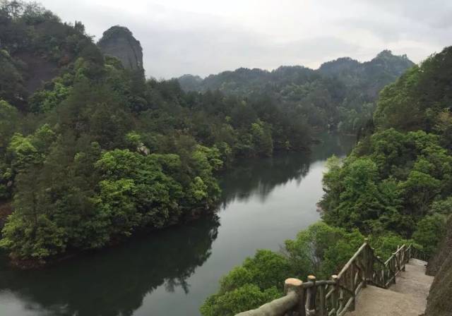 正好在4a级风景区天柱峰和著名的森林温泉度假圣地汤里之间.