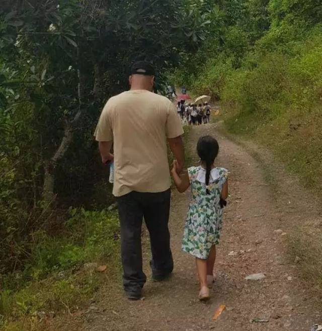 4年来偷拍下父女手牵手背影,妈妈等她长大就会当成礼物送给女儿