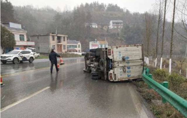 今雨雪天!竹溪发生一交通事故!附路况提醒