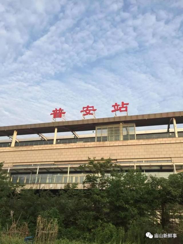 庙山站位于武汉市江夏区北部,江夏大道南段.