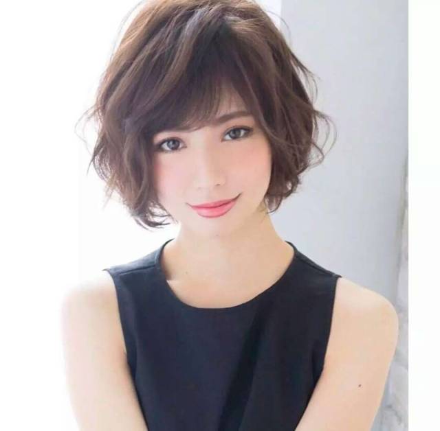 50多岁女性满头白发瓜子脸,剪什么发型好?