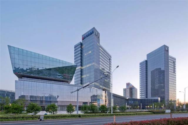 致远国际商务大厦位于龙山路和太湖路交汇处,是苏州科技城的商务地标