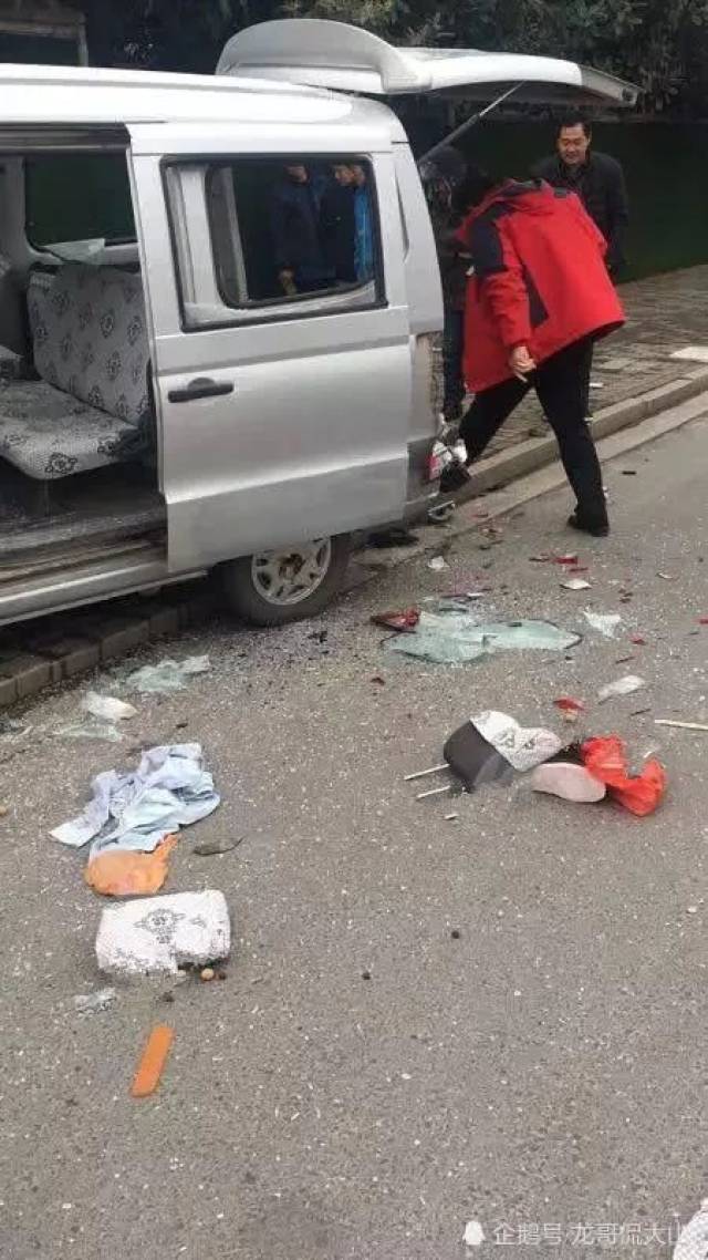 常州一男子车祸后赤裸狂奔,警察一路狂追!