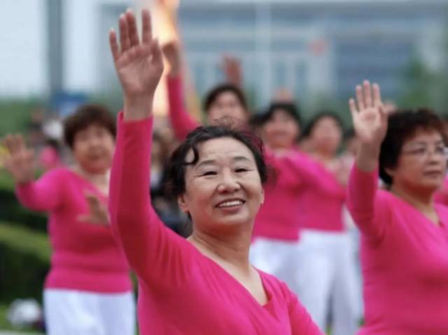 广场舞大妈转场"全民k歌"?