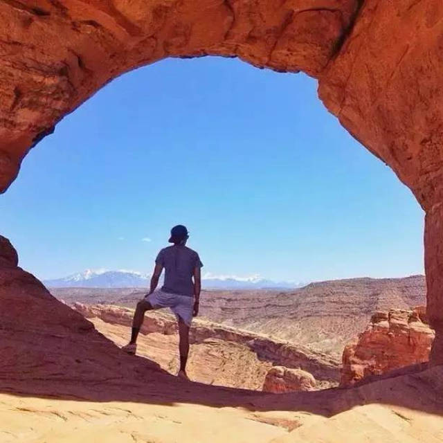 在大多旅拍图片中,男生在风景前拍个背影,会给人一种场面代入感,那种