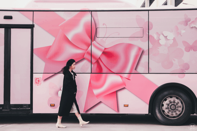 把大巴装扮成粉色的 还系上了蝴蝶结 这辆蝴蝶礼盒巴士 遇见这么特别