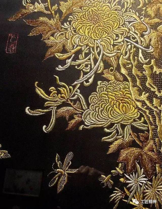 三是多用金线作刺绣花纹的轮廓线. 四是装饰花纹繁缛丰满,热闹欢快.