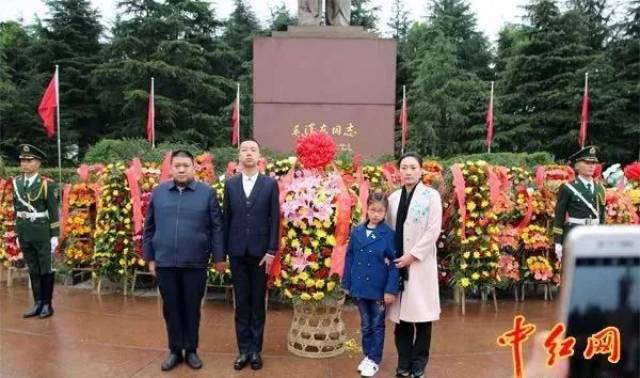 毛新宇携家人回韶山祭祖,毛东东跪拜祖宗!