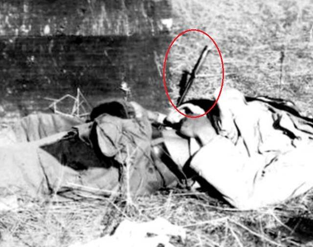 随军记者抓拍到将刺刀插在战士肚子上进行摆拍的日军