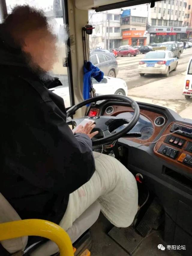 裹着棉被开车的枣阳公交车司机,寒心啊!