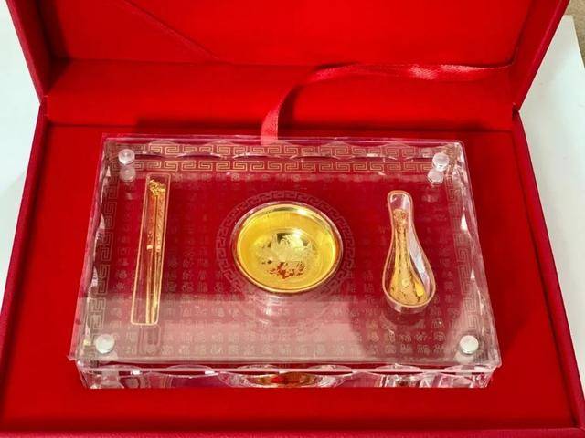 价值16000元的金饭碗,金筷子,金勺子,寓意长命百岁.