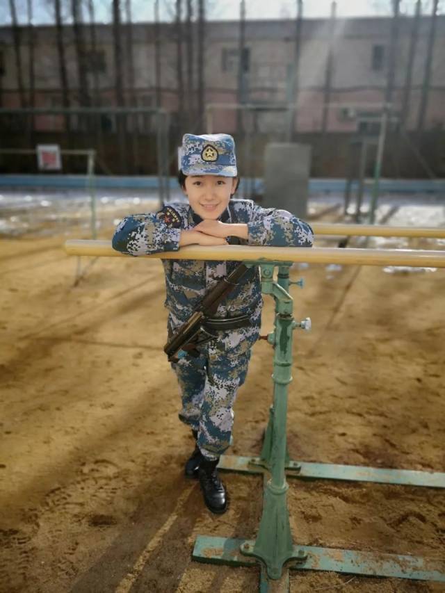 她们既当知心小姐姐 又当军旅引路人 带出了一批又一批 合格的海军
