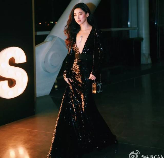 朱珠一袭大红色流苏礼服裙热情似火,与黑发红唇相辅相成,带着韵味十足
