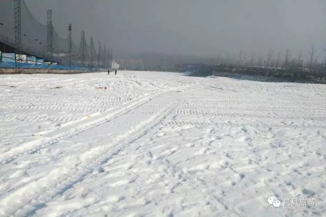 浮来青旅游度假区 开始了大规模的人工造雪 整个滑雪场积雪三十多公分