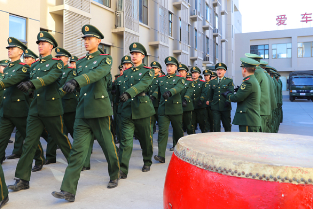 武警北京总队执勤第六支队新兵在欢快的锣鼓声和热烈的掌声中列队整齐