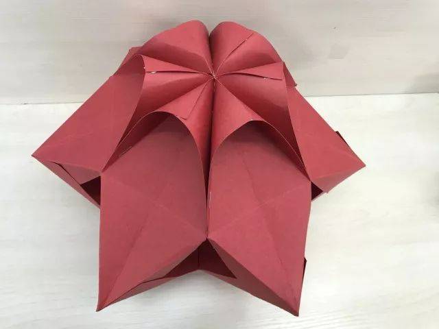 本文导读 小时候 过新年最开心的事情 莫过于穿上新衣戴上新帽 满街奔跑流连着看花灯了! 大红的灯笼 花花的灯笼 有了它们,就有了浓浓中国味的喜气洋洋 团圆和美 元旦将至 让我们的孩子也感受一下地道中国味的新年吧! 手工剪纸,做灯笼 创作独一独二的漂亮灯笼 新年家里一挂 缤纷美好、团团圆圆又一年咯!
