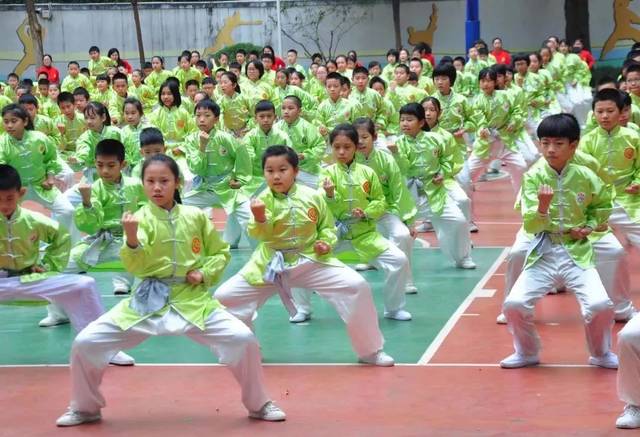 广州市天河区华阳小学的大课间展现诵读与武术的融合.