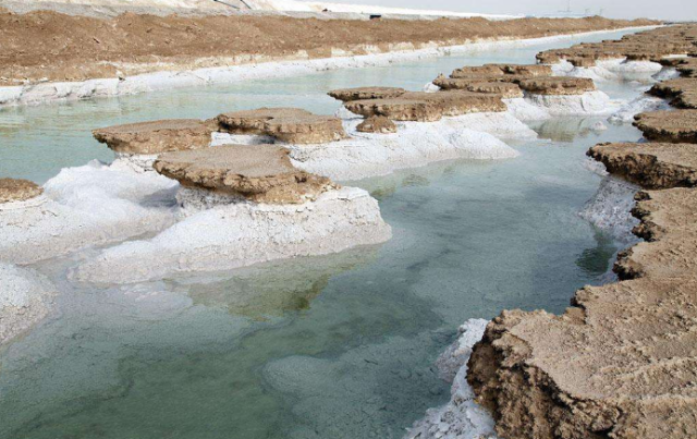 中国第二大咸水湖,如今完全干涸,现仅剩下一大片盐壳