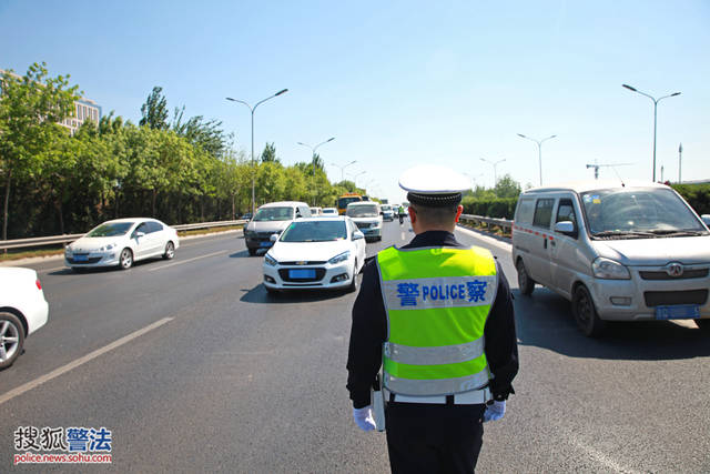 北京交警四环路摸查摩托车违法行为2小时查扣15辆