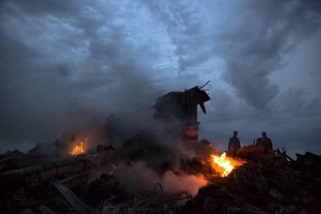 mh17空难乘客遗体遍地 衣服零碎裸露惨不忍睹