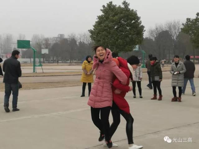 1月15日,在校长胡振国的带领下,大家顶风冒雪,战天斗地 ,在大雪中为