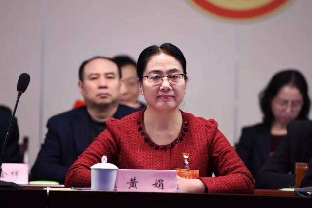 会议由郑州人民医院党委书记黄娟主持.