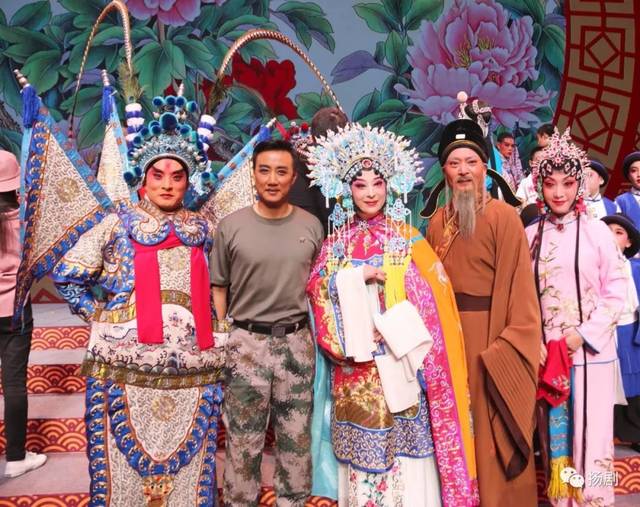歌舞剧院交响乐团练乐坐唱 ▲唱腔设计冯成杰与李政成进京领演出任务