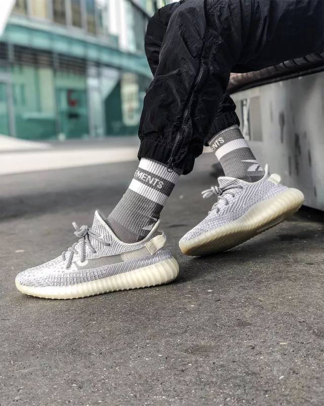 02 满天星配色只在 yeezy 官网发售 yeezy 官网,就是 yeezysupply.