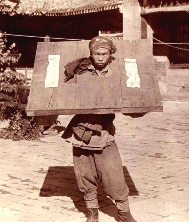 义和团老照片:手持"钦命"旗,头上贴"灵符",被捕行刑很残忍