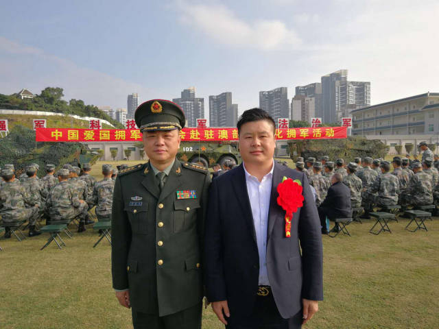广东省珠海市委常委,珠海警备区司令员毕敦发(图左)合影
