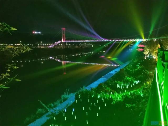 除此之外 咱们自贡还有多处 网红打卡圣地 假期约上三五好友 一起去