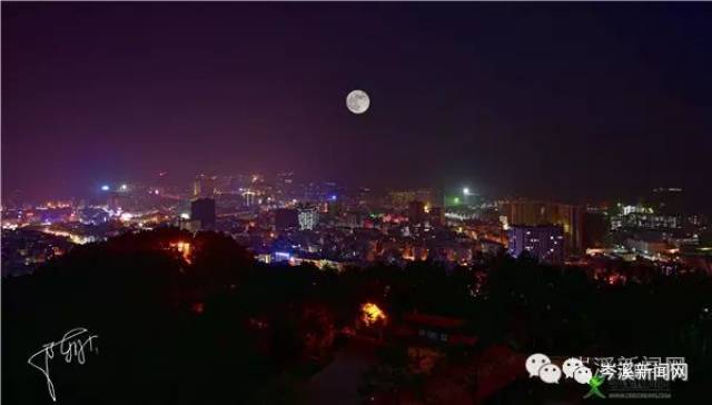 站在山顶极目远眺 整个岑溪市区都尽收眼底 让人心生豪情 ▲夜景(陈