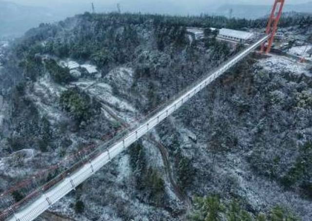 堆雪人 喧嚣而热闹 △恩阳的雪也不小 △光雾山七女峰 △驷马水乡玻璃