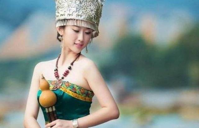湘西苗族姑娘递过来的"苗绣"别乱接,导游除非您是想"脱单"