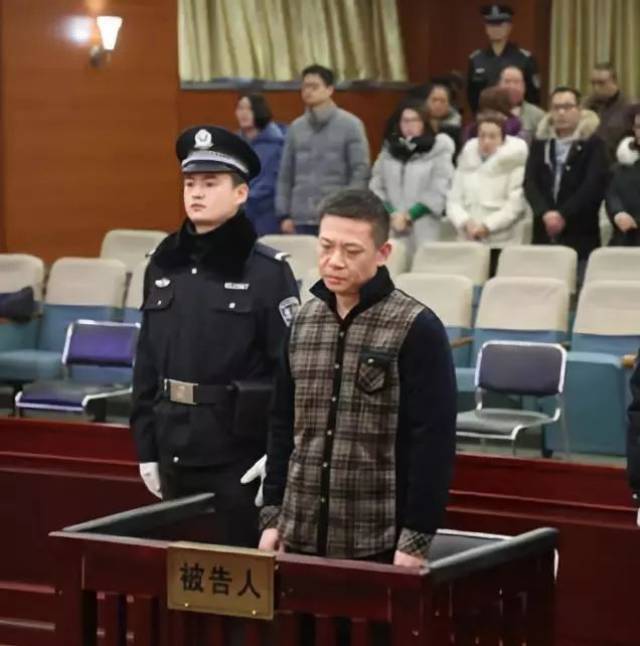 分三次收受李佳及其妻子给予的 人民币共计50万元.