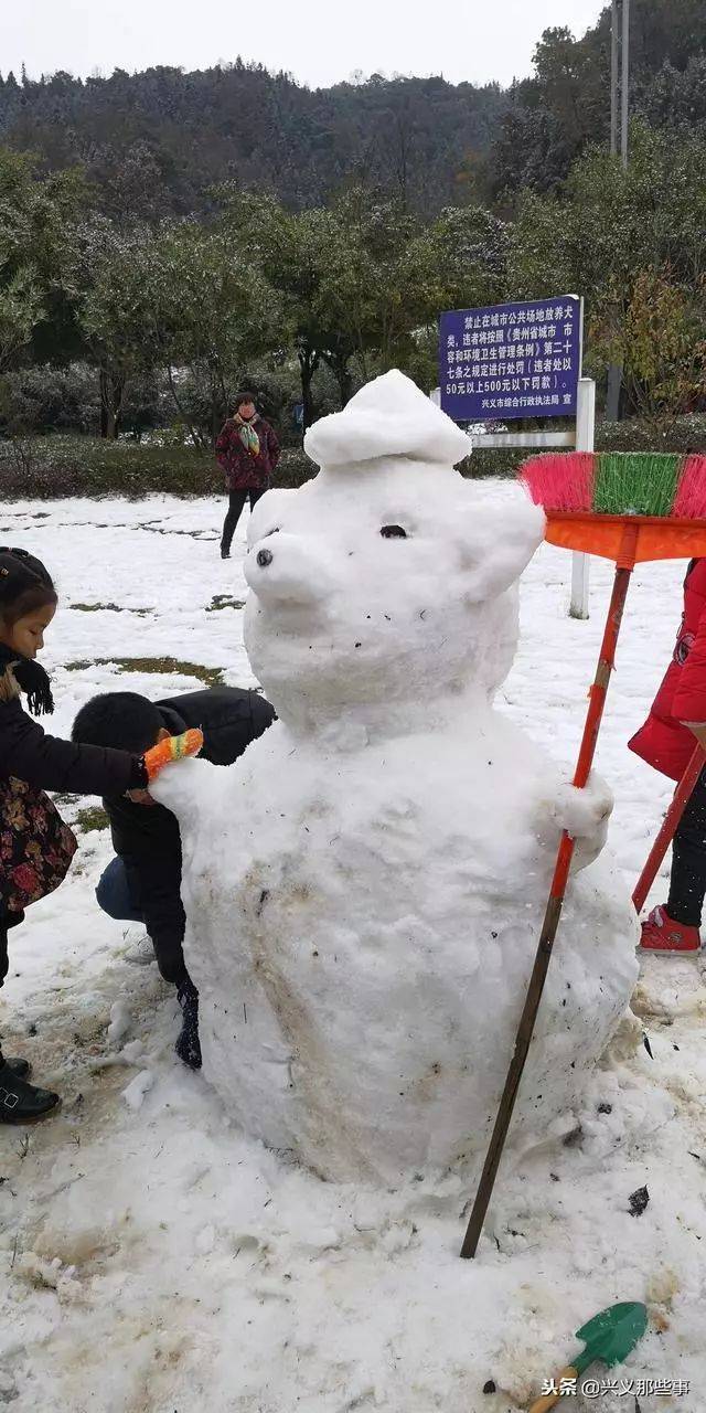 这里堆了一个稍大的雪人,看着像是"猪八戒",扫把成二师兄的"九齿钉耙"