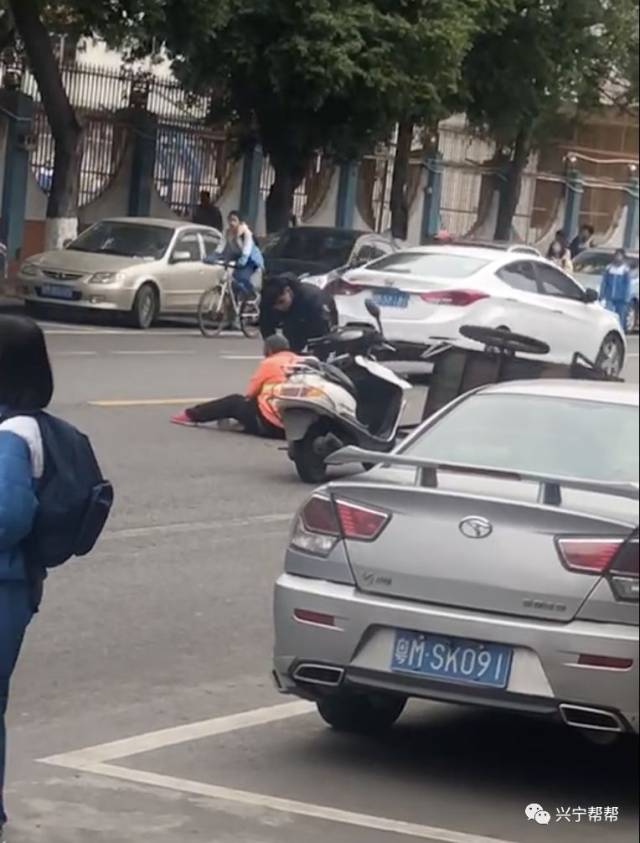 家炳中学门口发生车祸,环卫工人受伤倒地;兴宁这里要扩路和建市场!