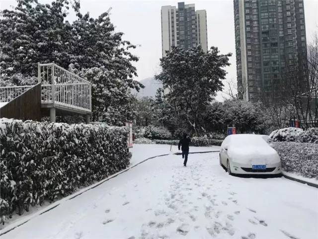 石阡县城下雪了,好多年没看到过这么大的雪了!