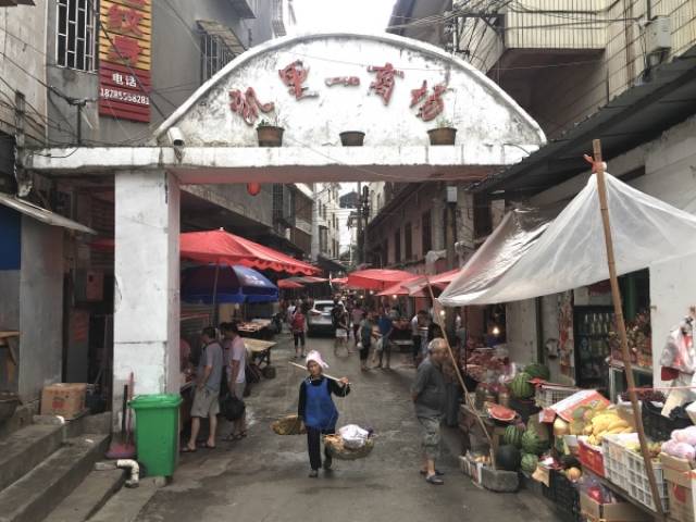 凯里"一商场"是老街的地标 广场上烤火的老人告诉我,凯里还没有小十字