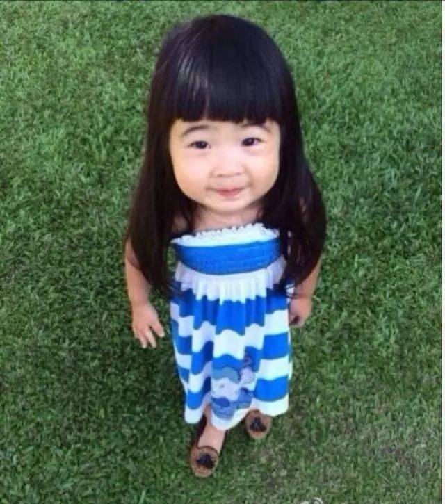 这个呆萌呆萌的小女孩,是歌手曹格和吴速玲的女儿,现在已经6周岁了.