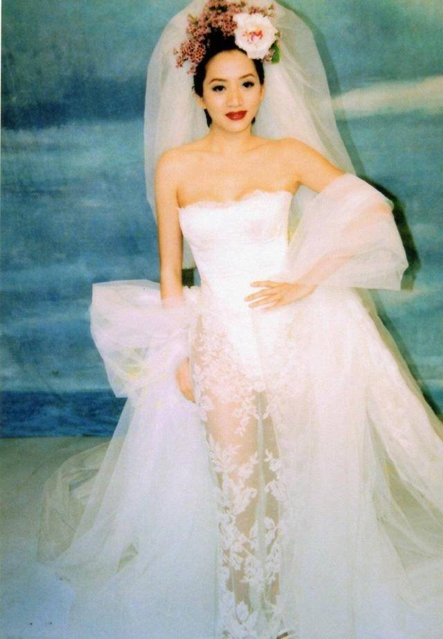 梅艳芳的造型虽然为中性偏多,但她也穿过许多次婚纱.