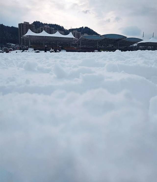 雪景美似仙境 万山进入梦幻般冰雪世界